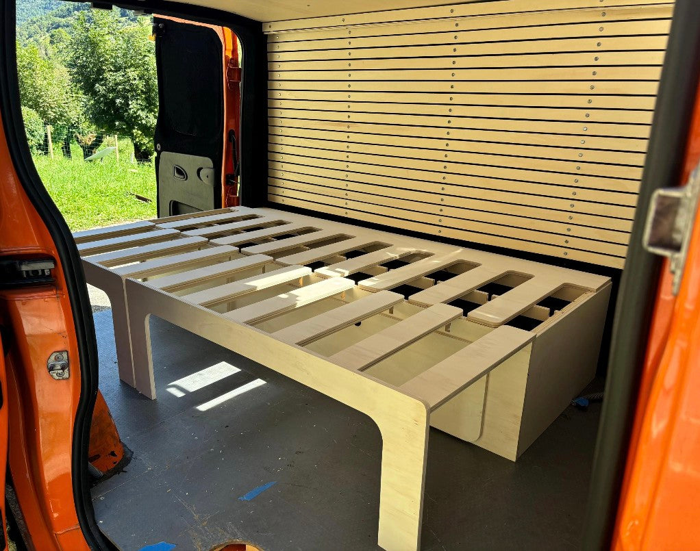 Plateforme de lit en bois pour camping-car avec compartiments de rangement