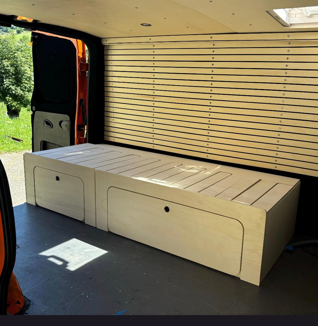 Plateforme de lit en bois pour camping-car avec compartiments de rangement