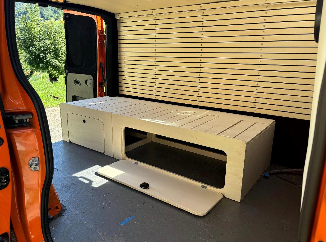 Plateforme de lit en bois pour camping-car avec compartiments de rangement